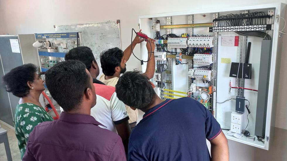 Craftspeople without Borders in Sri Lanka: Jeneevan Nalliah bildet Trainers in Elektrotechnik weiter