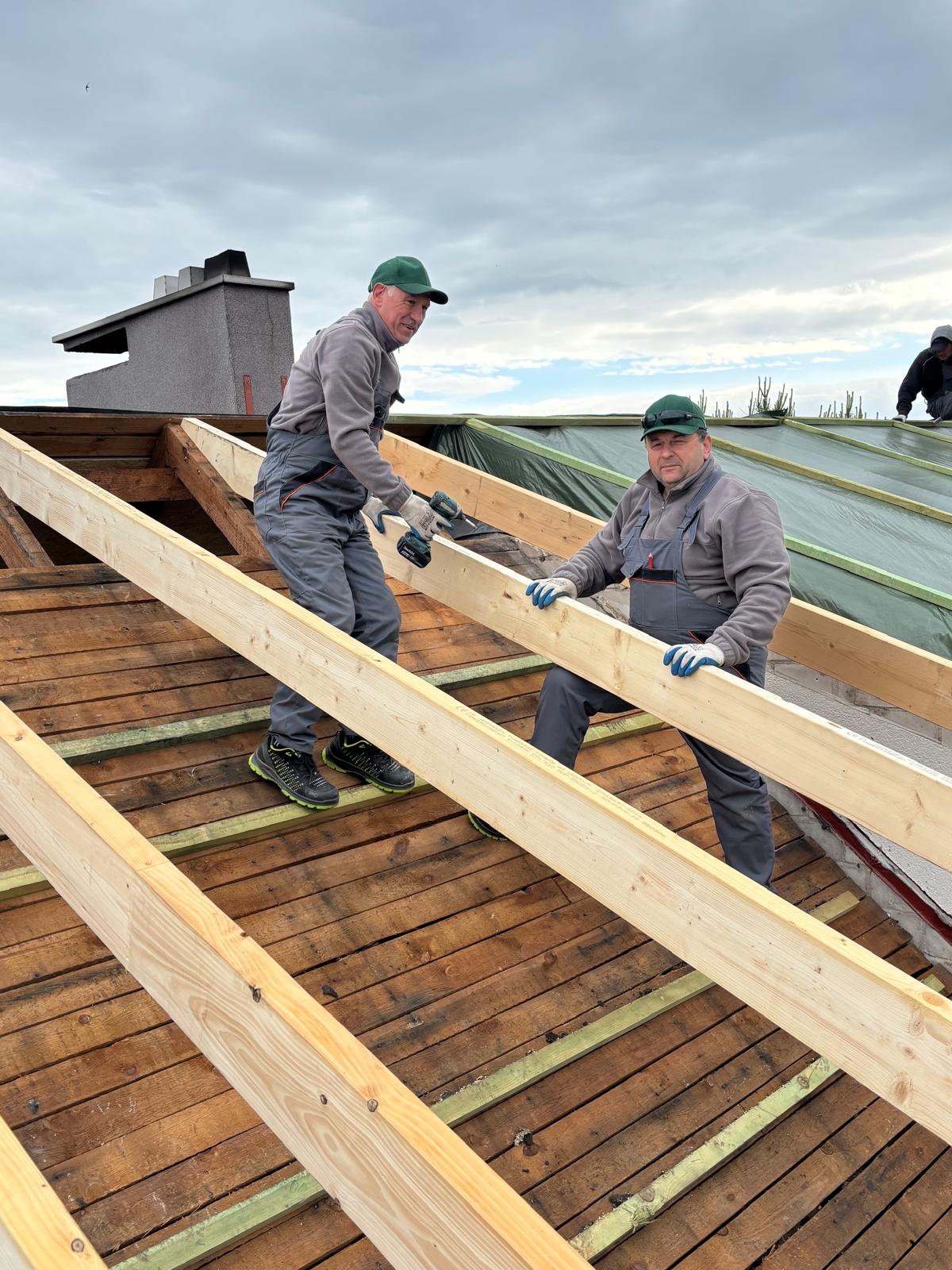 Craftspeople without Borders / Rzemieślnicy bez Granic Andrzej Trafas: roofing training for Moldovan vocational school teachers Stefan Porumb and Igor Argint