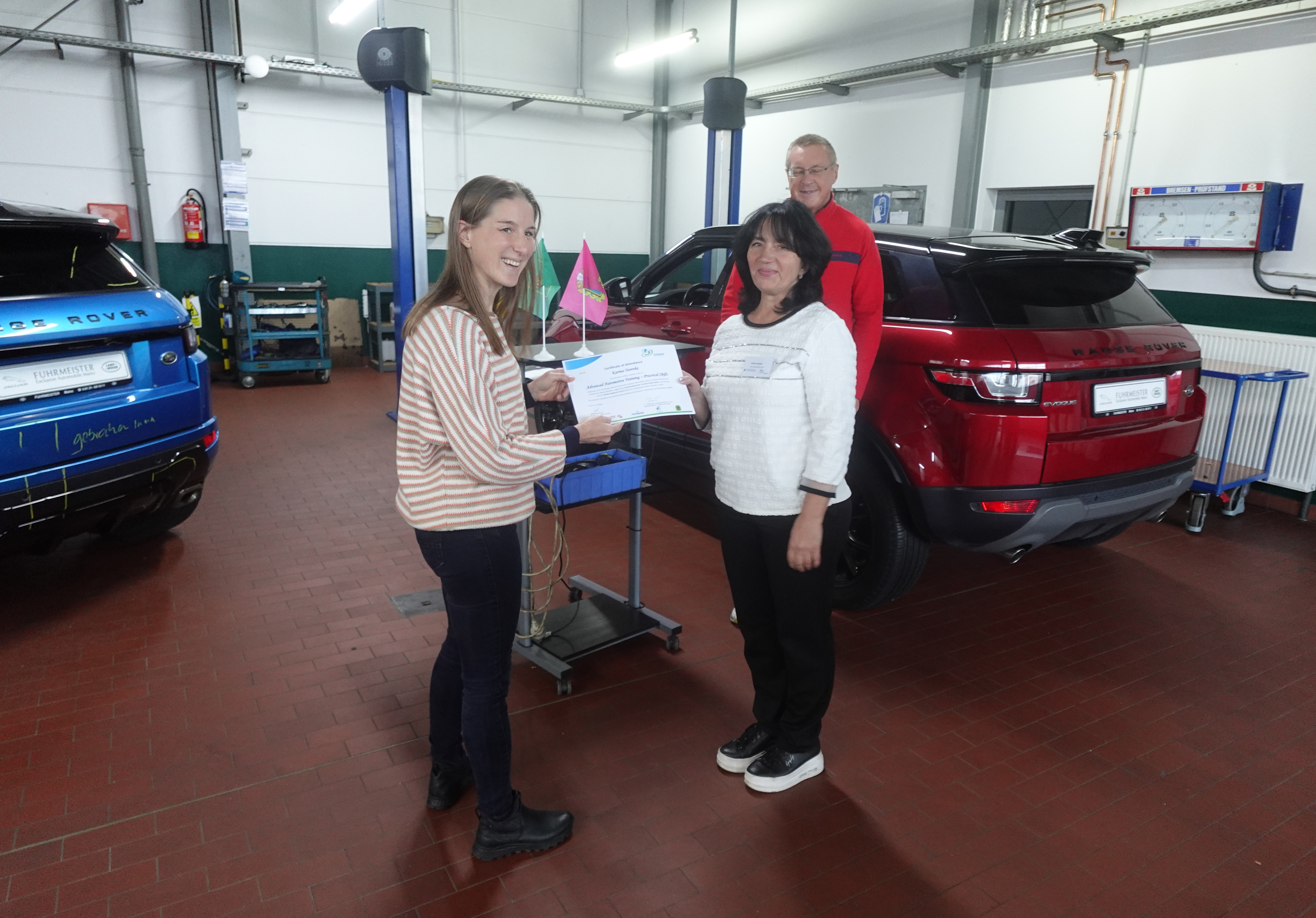 Craftspeople without Borders / Automotive: Mohamed Benamar trains Ukrainian vocational teachers in Mainz, Germany