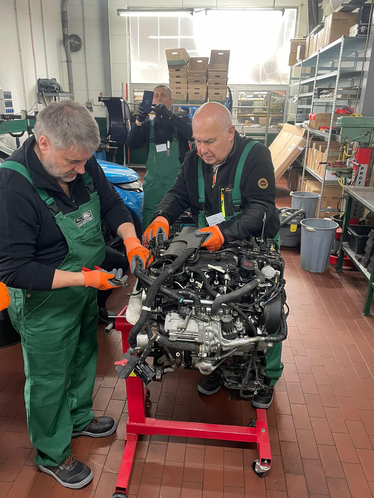 Craftspeople without Borders / Automotive: Mohamed Benamar trains Ukrainian vocational teachers in Mainz, Germany