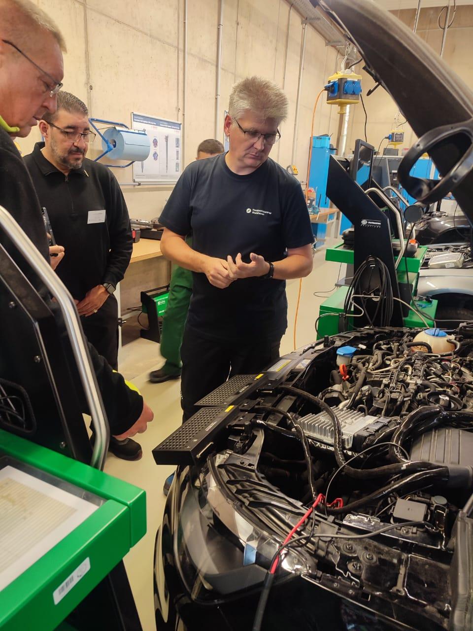 Craftspeople without Borders / Automotive: Mohamed Benamar trains Ukrainian vocational teachers in Mainz, Germany